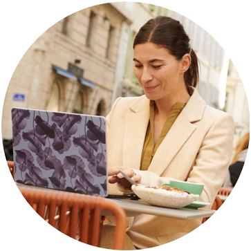 Entrepreneuse devant un ordinateur portable